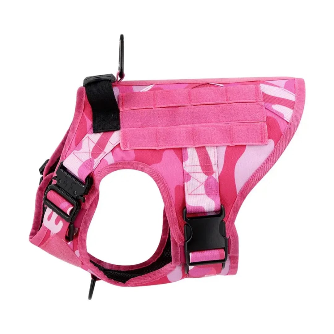 Arnés táctico militar rosado fucia para perro, ajustable y resistente, con hebillas de liberación rápida y anillas metálicas para sujeción.